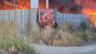 Alev alev yanan fabrikada kalan Türk bayrağını böyle kurtardı
