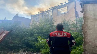 Alevlere teslim olan ev küle döndü