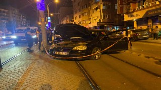 Alkollü sürücü tramvay yoluna daldı: 2 yaralı