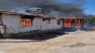 Amasyada kerpiç ev yangında küle döndü