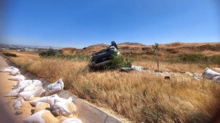 Amasyada lastiği patlayan kepek yüklü kamyonet devrildi: 2 yaralı