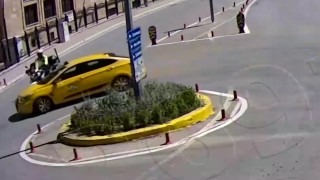 Amasyada motosikletli polis ile ticari taksi çarpıştı: Kaza anı kamerada