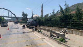 Amasyada otomobil bariyere asılı kaldı: 1 yaralı