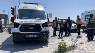 Ambulans ile otomobil kavşakta çarpıştı, 5 yaralı
