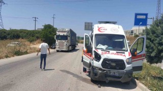 Ambulans otomobile arkadan çarptı: 1 sağlık çalışanı yaralandı
