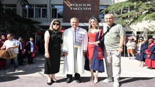 Anadolu Üniversitesinde mezuniyet coşkusu fakültelerde de sürdü
