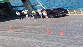 Anahtar aracın içerisinde kalınca, çocuğa bir saat dil döktüler
