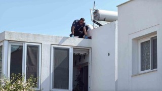 Anahtarını unutunca çatıdan eve girmeye çalışırken düşen emekli polis hayatını kaybetti