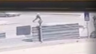 Aniden yola çıkan yaşlı adama otomobil çarptı