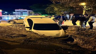 Ankarada otomobil altyapı çalışmaları için açılan çukura düştü