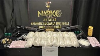Antalya emniyeti zehir tacirlerine geçit vermedi: 16 kilo uyuşturucu ve 5 silah ele geçirildi