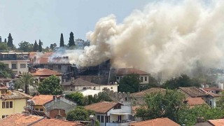 Antalya tarihi kale içinde bir otelde yangın çıktı. Yangın otele bitişik durumda olan iki iş yerine daha sıçradı. İtfaye ekiplerinin söndürme çalışmaları sürüyor.