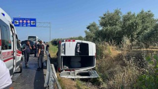 Antalyada kontrolden çıkan minibüs devrildi, 6 turist ve sürücü yaralandı