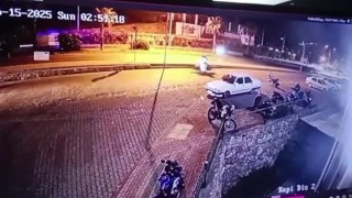 Antalyada motosikletli gençleri hayattan koparan kaza kamerada