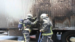 Antalyada park halindeki kamyon alev aldı, içindeki otel animasyon malzemeleri yandı