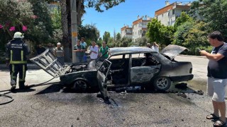 Antalyada seyir halindeyken alev alan Tofaş otomobil kullanılamaz hale geldi