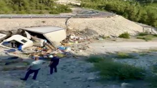 Antalyada yoldan çıkan kamyon boş alana yuvarlandı: Sürücüsü ağır yaralandı
