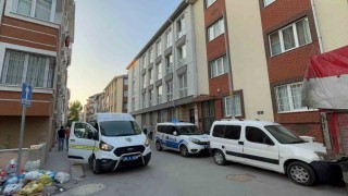 Apartmanı saran kötü kokular sonrası ekipler, çürümeye başlayan cesetle karşılaştı