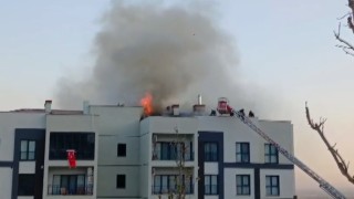 Apartmanın çatısında çıkan yangın paniğe neden oldu