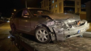 Ara sokaktan çıkan araç seyir halindeki otomobille çarpıştı: 4 yaralı