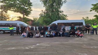 Aracı bırakıp kaçtı, 35 düzensiz göçmen yakalandı