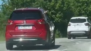 Aracından yola defalarca çöp atarken görüntülendi