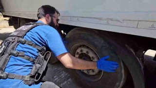 Araçtaki 30 kilogram uyuşturucuyu Hektor buldu