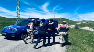 Aranan şahıslar Jandarmadan kaçamadı