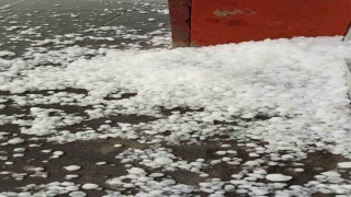 Ardahanda dolu, araçlara ve tarım arazilerine zarar verdi