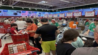 Arefe günü alışveriş izdihamı: Haramideredeki zincir markette yoğunluk yaşandı