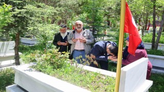 Arefe gününde şehitlikler ziyaret edildi