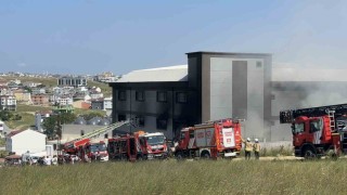 Arnavutköydeki terlik fabrikasında çıkan yangın söndürüldü