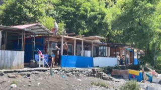 Artvinin Karadeniz kıyılarındaki kaçak yapılar yıkılıyor