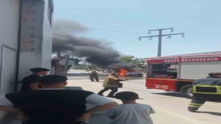 Aşırı sıcak seyir halindeki otomobili yaktı