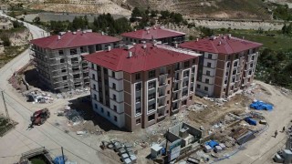 Asrın felaketinden etkilenen Sivasın ilçesinde afet konutları hızla yükseliyor