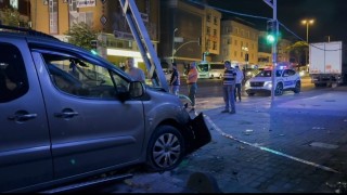 Avcılarda aşırı hız yapan araç elektrik direğine çarptı: 3 yaralı