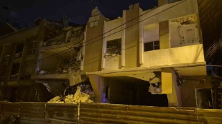 Avcılarda kentsel dönüşüm kapsamında yıkımına başlanan bina böyle çöktü