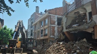 Avcılarda kısmi çöken binanın yıkımı sırasında bitişik apartmanın da duvarı yıkıldı