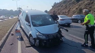 Aynı istikametteki araca çarptıktan sonra Karşı şeride geçip tur aracına çarptı: 3 yaralı