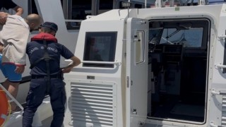 Ayvalık açıklarında gezi teknesinde rahatsızlanan şahıs tahliye edildi