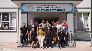 Ayvalıkta öğrencilerin karne heyecanı