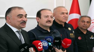 Azerbaycanın Ankara Büyükelçisi Mamadov, AFAD personeline işbirliği rozeti takdim etti