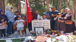 Babalar Gününde Ferdi Zeyrekin mezarı ziyaretçi akınına uğradı