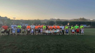 Babaları sahada çocuklar ise tribünde ter döktü