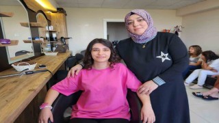 Babasının izinden, annesiyle birlikte yürüyor