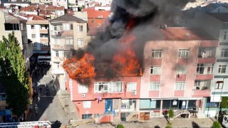 Bağcılarda çatı yangını: Alevler yan binaya sıçradı
