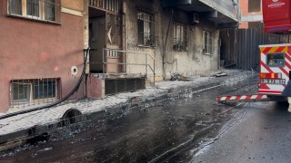 Bağcılarda inşaat alanındaki yangın binaya ve sokağa sıçradı