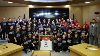 Bakan Bayraktar Şampiyon BOTAŞ Sporla bir araya geldi