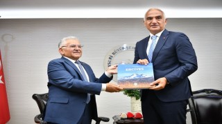 Bakan Ersoydan Başkan Büyükkılıça ve Kayseriye övgüler