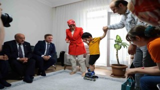 Bakan Göktaş, depremde tüm ailesini kaybeden çocuğu ziyaret etti